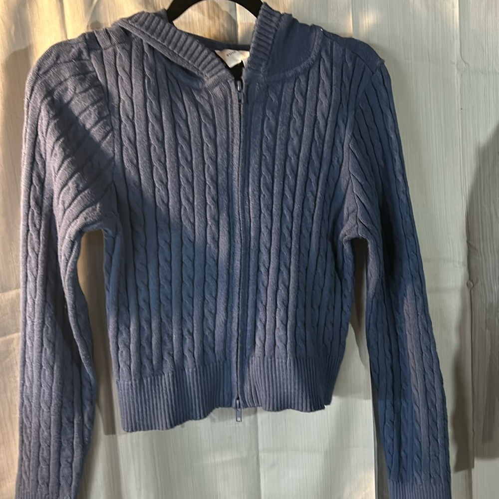 Crop top hooded sweater.